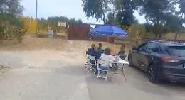 Il cancello sul mare,  spunta l'accesso pedonale ma la battaglia dei residenti si inasprisce 