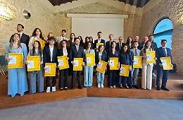  "Staffetta" tra camici bianchi: giurano i giovani medici, riconoscimento ai colleghi laureati da 50 anni