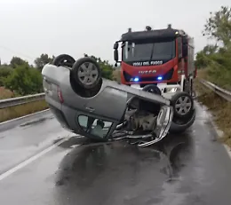 Vittoria, perde il controllo dell'auto che si ribalta pi&ugrave; volte su se stessa: ferito il conducente