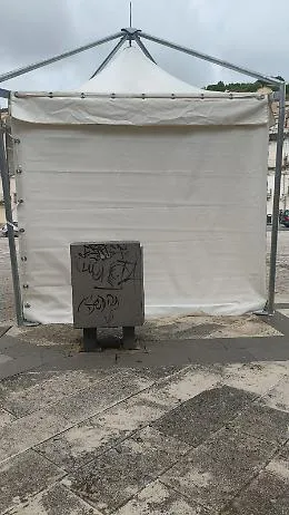 Gazebo non ancorato vola a causa del vento e semina il panico, &egrave; accaduto a Modica