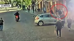  Salim Elkoudri tenta la fuga, alcuni passanti lo bloccano: il video del gesto eroico