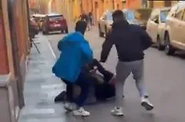 La cattura di Salim El Koudri: nel video un gruppo di persone (tra cui due pakistani) che lo bloccano