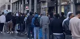 Corsa al "Royal Pop": a Palermo file notturne per avere l'esclusivo orologio da taschino, il sold out il meno di tre ore