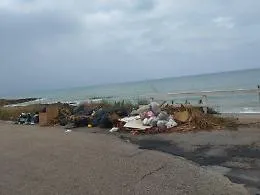 A Scoglitti spazzatura con vista mare
