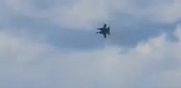 Jet militari si scontrano in volo, equipaggi salvi: il video shock della collisione 