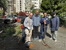 Minacciati da chi sporca il quartiere, i cittadini fanno da soli: armati di pale e rastrelli puliscono le strade