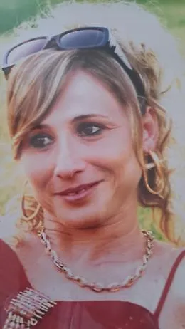 Un simbolo rosso contro l'orrore del femminicidio: Agrigento si stringe nel ricordo di Antonella