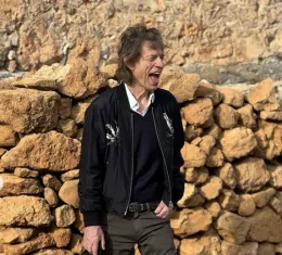 Mick Jagger sbarca a Stromboli in elicottero: set blindati per "Le tre sorelle incestuose"
