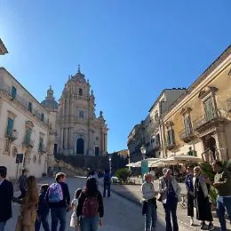 Gli operatori turistici di Ragusa Ibla contro la crisi internazionale: "Paghiamo il biglietto aereo a chi viene a pernottare nelle nostre strutture"
