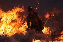 La California brucia: evacuate oltre 23.000 persone nella Simi Valley