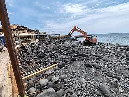 Dopo il ciclone Harry a San Giovanni Li Cuti rinasce la spiaggia nera: 400 metri quadrati presto restituiti ai bagnanti