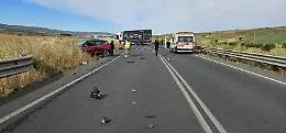 Tir tocca un'auto in curva, maxi incidente con due feriti sulla statale Catania-Gela