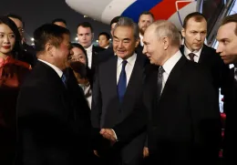 Putin a Pechino tra accoglienza e minacce: Mosca avvia esercitazioni nucleari prima del vertice con Xi