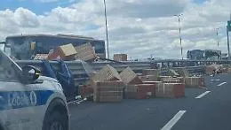 Lavatrici imballate "invadono" l'Asse dei Servizi: un tir perde il carico per strada