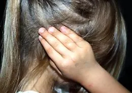 Gli abusi nel Catanese e l'orrore in casa a 12 anni: mamma e patrigno aguzzini, avrebbero dovuto proteggerla 