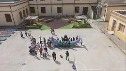 Una balena di 20mila bottiglie di plastica per insegnare il riciclo nelle scuole
