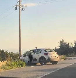Ragusa, incidente stradale a Pizzillo: perde il controllo dell'auto e sbatte contro un palo della luce