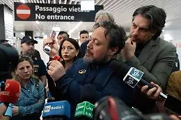 Fiumicino, il ritorno dei due italiani della Flotilla: fascette rosse al polso, numeri al posto dei nomi e il racconto di ore di paura