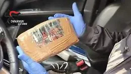 Trasportava due panetti di cocaina brandizzata: arrestato un corriere della droga 