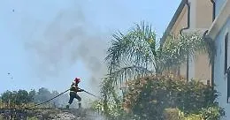 Scicli, incendio nella zona residenziale: chiamati i vigili del fuoco che domano il rogo
