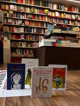 Modica, chiede un libro e ruba nella borsetta della dipendente