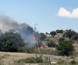 Vittoria, le fiamme lambiscono una casa: paura in periferia
