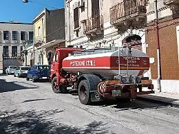 La solitudine dell'autobotte: quando l'aiuto arriva nel giorno sbagliato