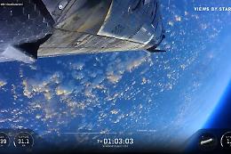 Starship V3 di Musk completa con successo il test suborbitale: 20 simulatori Starlink rilasciati e due satelliti riprendono lo scudo termico