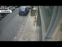 Catania, alla guida di una moto senza casco non ci pensa due volte ad investire agente della Polizia locale: videocamera riprende tutto