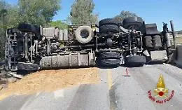 Licodia Eubea, autocompattatore si ribalta sulla SS 514: autista trasferito in elisoccorso