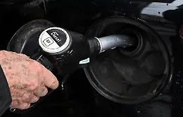 La "stangata" al distributore: accise dimezzate, prezzi del carburante alle stelle