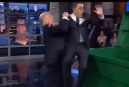 Trump, il comico Colbert e il video fake col cassonetto della spazzatura: la Casa Bianca rompe un altro tab&ugrave;