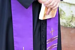 Chiesa senza sacerdoti: ora governano le donne (ma non sull'altare) 
