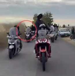 Un'altra corsa clandestina fra calessini:  atteggiamenti di sfida a volto scoperto sui video 