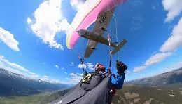 Cessna colpisce un parapendista in volo: il video del momento dello scontro 