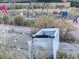 Degrado a Porto Empedocle, mamme in rivolta: "Parco giochi invaso da rifiuti e topi"
