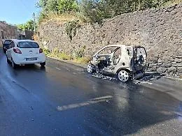 Traffico in tilt per un'auto in fiamme