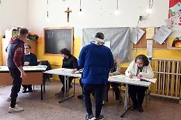 Seggi riaperti fino alle 15 e in Sicilia cinque sindaci hanno gi&agrave; la vittoria in tasca