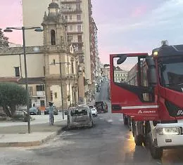 Furgone distrutto da un incendio in via Empedocle: si segue la pista dolosa