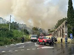 Fiamme alla Timpa di Leucatia a Catania: due vigili del fuoco feriti durante le operazioni 