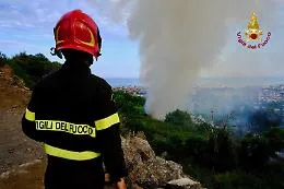 Brucia il polmone verde della Timpa fra polemiche e denunce 
