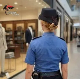 Ruba abiti in un centro commerciale del valore di 200: i carabinieri la bloccano nel parcheggio