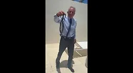 "Bobby, perch&eacute;?": RFK Jr. a mani nude contro i serpenti nel patio del Dr. Oz e il video fa il giro del mondo