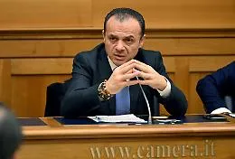 De Luca ironizza su Schifani: &laquo;Va avanti come un treno? E infatti in Sicilia i treni sono lenti&raquo;