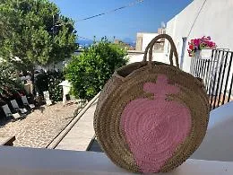 La borsa mare un accessorio trasversale: per l&rsquo;estate 2026 &egrave; maxi, artigianale e sofisticata