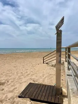 Marina di Ragusa, installate trenta docce a pagamento sul litorale della frazione