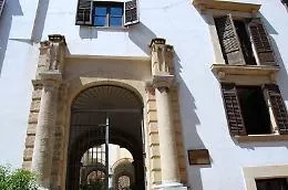 Palermo, crollano calcinacci da Palazzo Palagonia: transennata la strada dove si girava la serie "Young Sherlock"