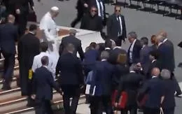 Pellegrino sviene mentre &egrave; in fila per il Papa: il primo a soccorrerlo &egrave; proprio Leone XIV