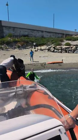 Surfista in difficolt&agrave; nello Stretto: intervento lampo della guardia costiera a Zona Falcata