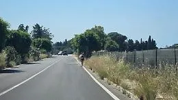Marciapiedi invisibili e turisti in strada: l'incuria in via Petrarca sfregia la Valle dei Templi